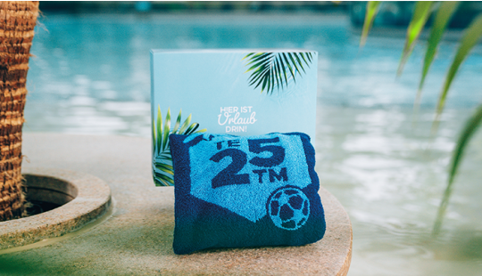 Geschenkbox „Therme Erding x Thomas Müller“ Badetuch Blau